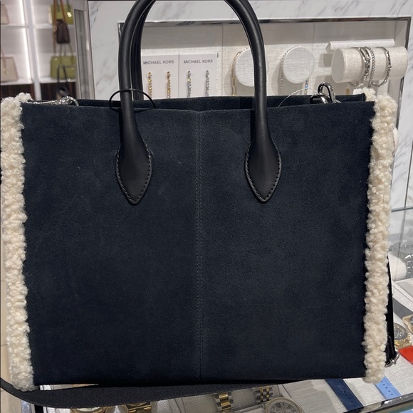 MICHAEL KORS Mirella Medium Suede and Faux Shearling Tote Bag
Black
NWT - Picture 6 of 15